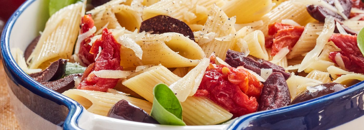 ENSALADA DE PENNE RIGATE CON TOMATE, RUCULA Y OLIVAS