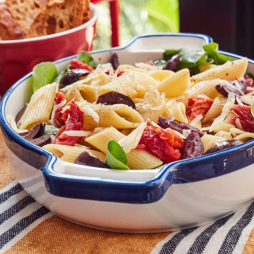 ENSALADA DE PENNE RIGATE CON TOMATE, RUCULA Y OLIVAS